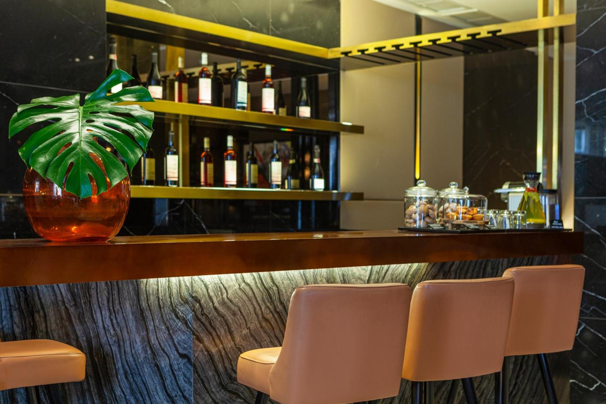 Altis Avenida Hotel Lisbon Exterior photo The bar at the hotel